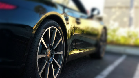 Автомобиль и колесо крупным планом