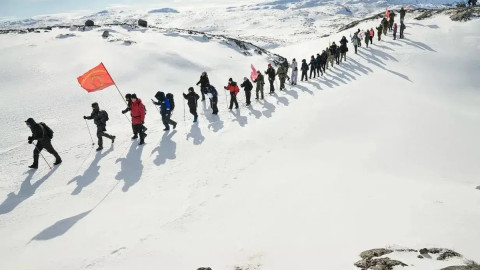 Участники использовали снегоступы и лыжи