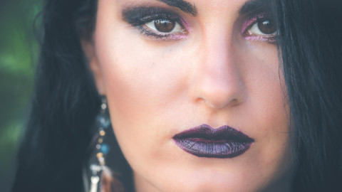 Женщина с ярким макияжем