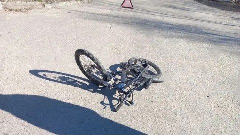 велосипед лежит на проезжей части