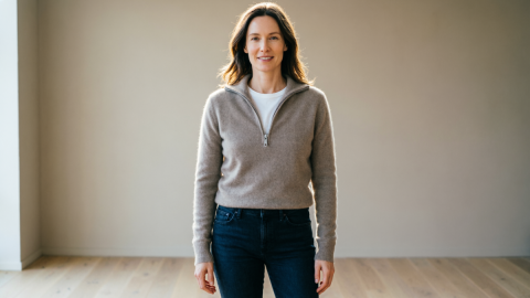 Женщина в свитере и джинсах