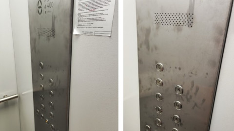 табличка в лифте с пятнами