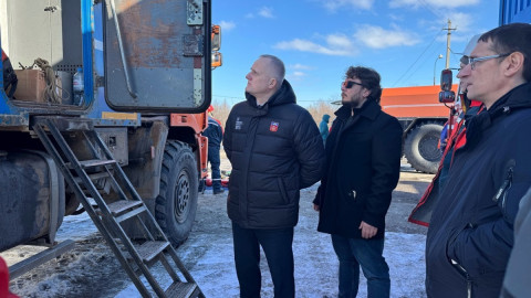 мужчины стоят на улице возле грузовика