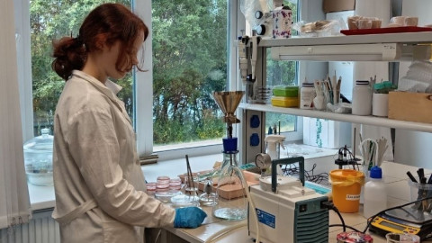 Юная исследовательница в лаборатории