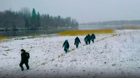 Мужчины идут в поле