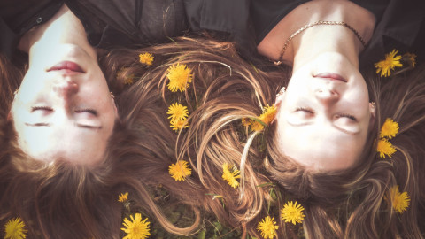 Девушка и ромашки