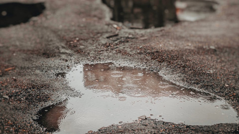 капли дождя в луже