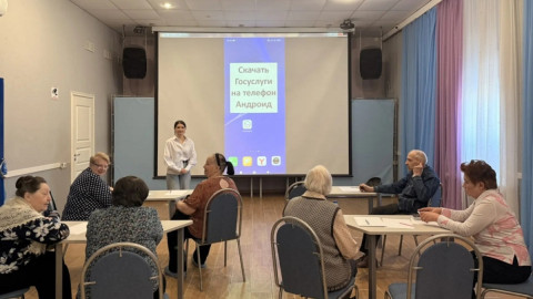 пожилые люди сидят за партами