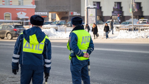 сотрудники ГАИ на дороге