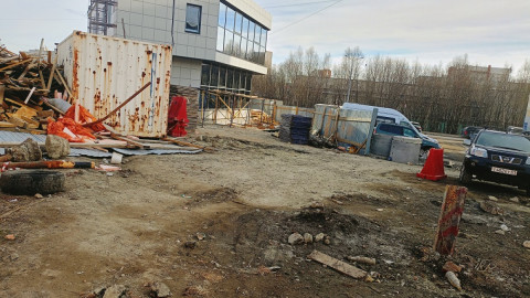 мусор возле строящегося здания