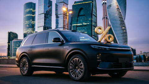 Автомобиль на фоне Москва-Сити