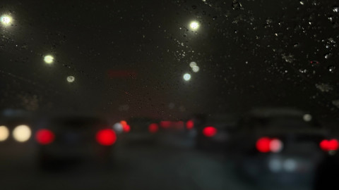 капли дождя на стекле автомобиля