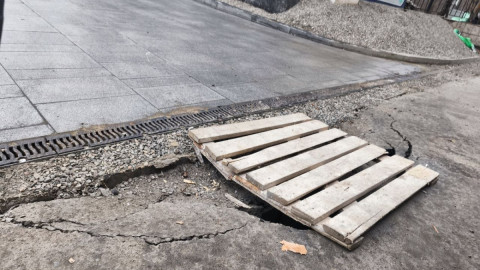 Провалился асфальт