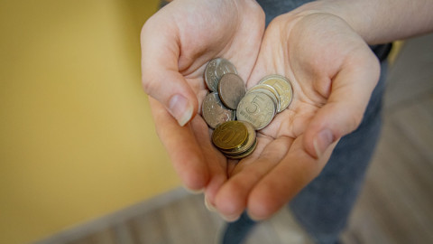 монеты в руках