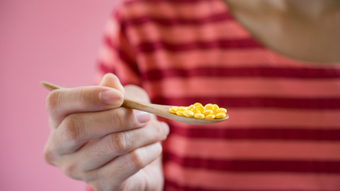 принять витамин