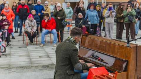 пианист играет на улице