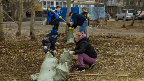 люди убирают мусор