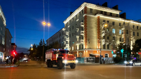 пожарня машина на ночной улице