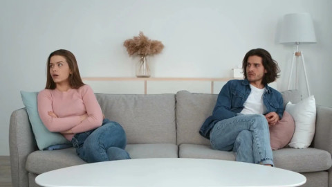 Пара на диване