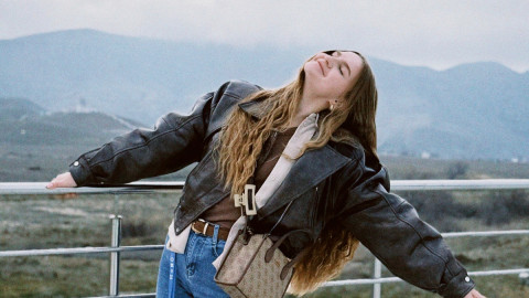 Девушка под солнцем