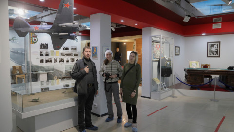 Ученые в музее