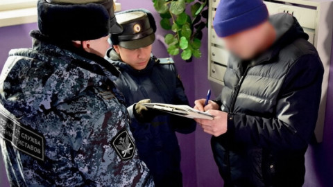 приставы беседуют с должником