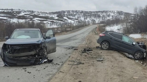 автомобили после аварии на трассе