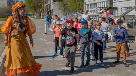 дети в пришкольном лагере