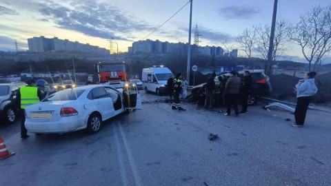 автомобили после аварии в городе