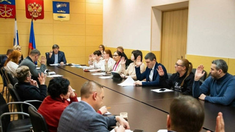 депутаты голосуют на заседании