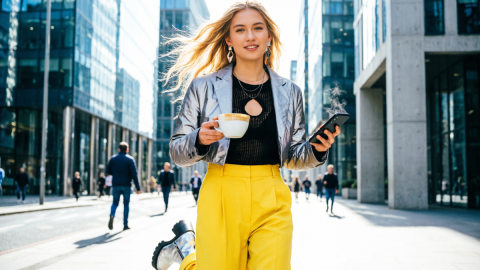 Девушка со стаканом кофе на улице