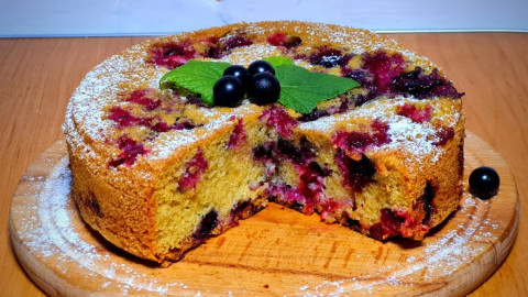Пирог из чёрной смородины
