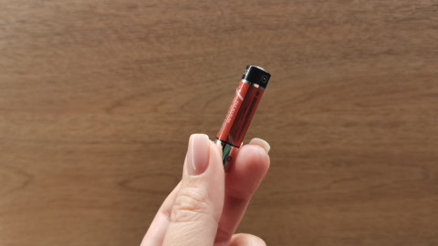 Батарейка в руке