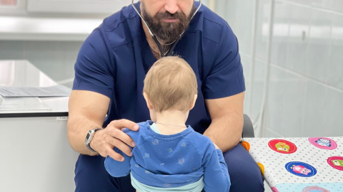 Врач осматривает ребенка