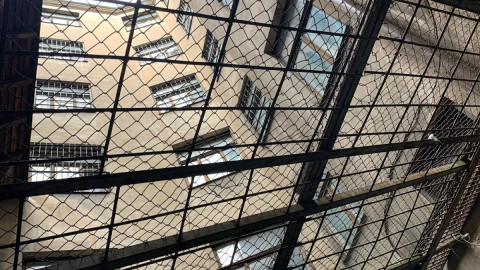 небо через решетку в тюрьме