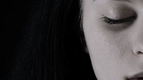 Часть лица девушки