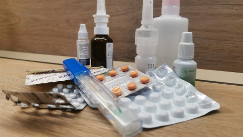 лекарства и градусник на столе