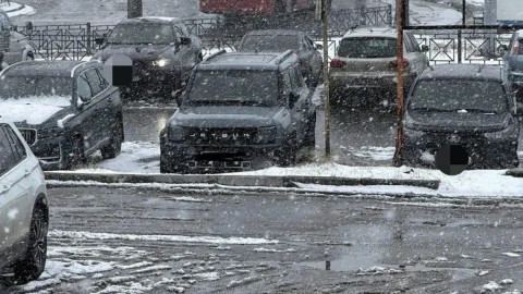 автомобили на улице города