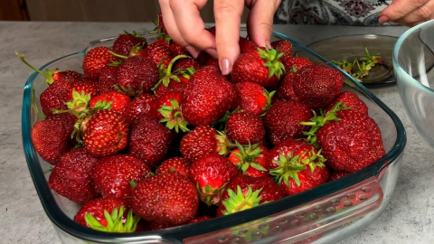 Клубника в ёмкости