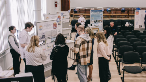 школьники на научной конференции