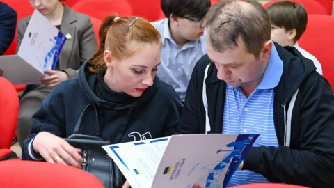 Двое читают документ