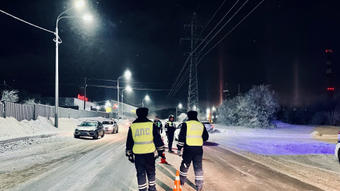 Сотрудники ДПС на зимней дороге