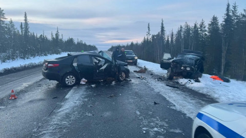 машины после аварии на трассе