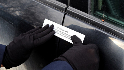 пристав опечатывает автомобиль