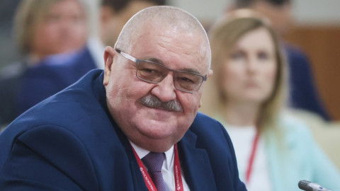 Человек улыбается