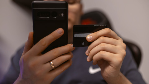 Человек с телефонов в руке