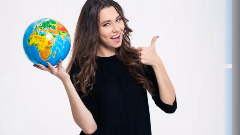 Женщина с глобусом