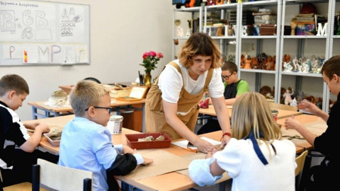 педагог занимается с ребятишками