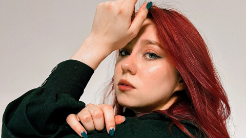 Певица в кадре