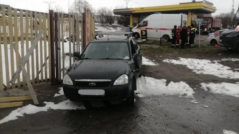 машина стоит на обочине в городе